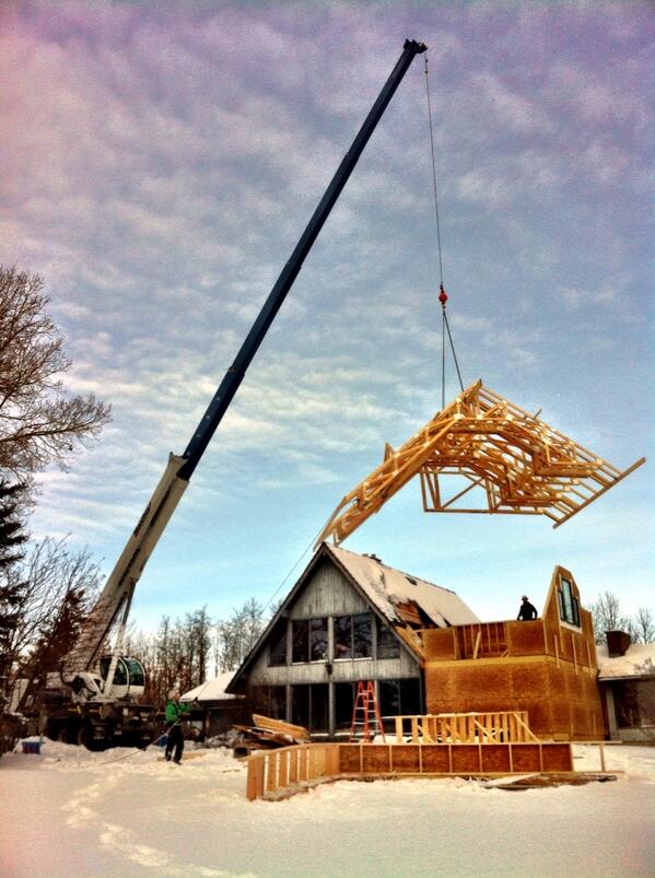 TaraHillConst's tweet photo. Flying a roof onto an addition. http://t.co/PaNgHCQCpq