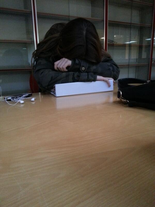 Iwaitbyesic's tweet photo. #experiando a que calu no se duerma en la mesa CS http://t.co/ymH3AFHoFR