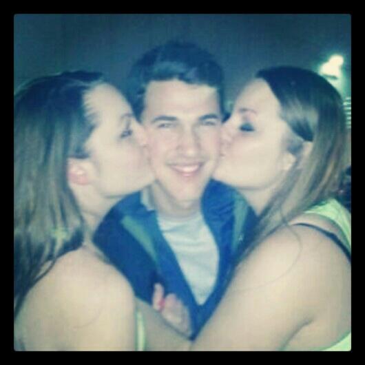 EliseeCat's tweet photo. @Timeflies @whatupcal @robresnick @TheLPHeff #twinning with #calshapiro #lifemade #kiss #fansfromthestart #timeflies http://t.co/lJzzATTP4G
