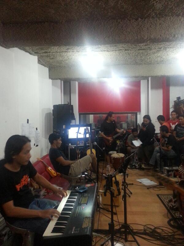 Foto rabu kemaren saat <a href="/IndraQ/">Indra Qadarsih</a>  <a href="/PAYburman/">PAY Burman</a> latihan. Mereka siap bernostalgia bareng Slankers ! #ClavoSlank30th