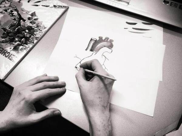 Unsere Texte für #BLANK7 sind fast fertig redigiert. Grafikerin Nina hat nun alle Hände voll zu tun.