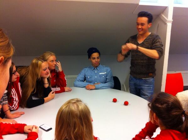 talk2CO's tweet photo. Workshop goochelen leerjaar 1 DB. Wow, huh..?! #flinkoefenen #LucElson http://t.co/HXbB30yJyW
