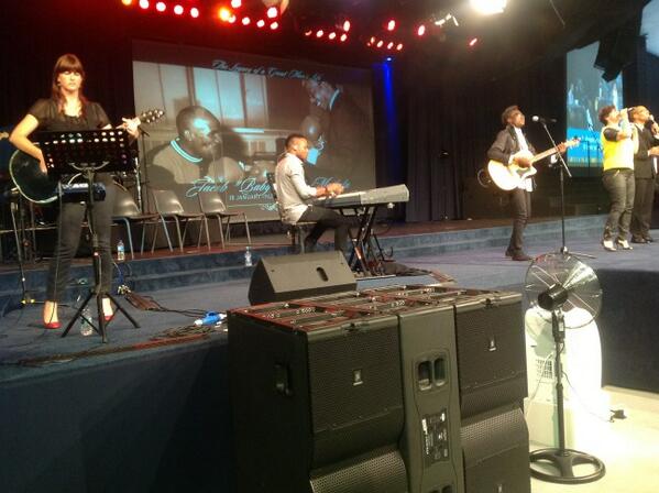 vusimo's tweet photo. I love the background screen. They're now sparring on the other side! Beautiful http://t.co/MN9jJpDgr0