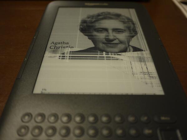 MieYaA's tweet photo. My poor kindle... :"o http://t.co/mS6aWWX7j6