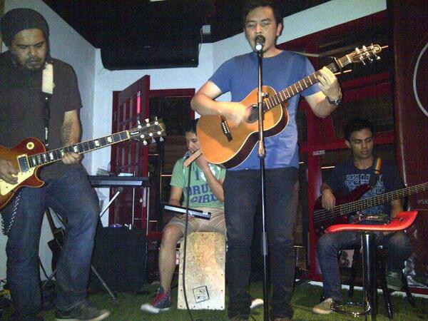 Ini dia guest star kita, Glenn Waas <a href="/signature_ID/">Signature Coffee</a> SignatureCoustic