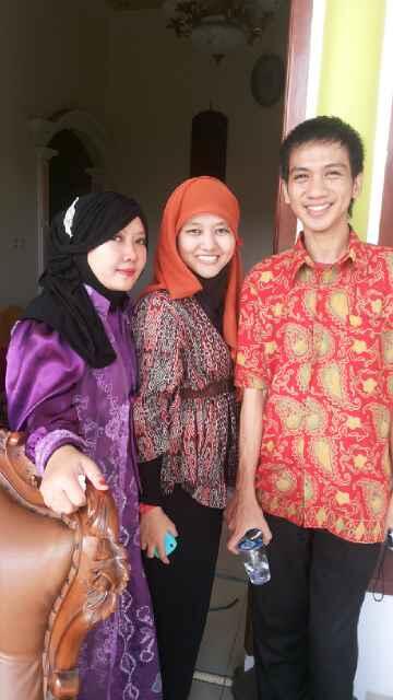 AdityaKania's tweet photo. @rrestuadi yg paling ganteng di antara mami surry dan aku :D http://t.co/KJYiqLRZcu