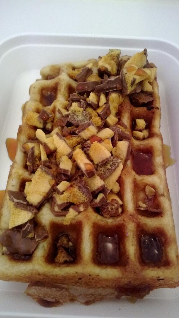 Scoopy_Doos's tweet photo. How can Fri 13th be unlucky when there are waffles to eat! This one is drizzled with caramel sauce and Crunchie bits http://t.co/9cYgb52e7G