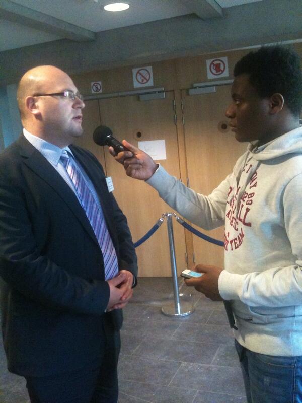 Go4Com's tweet photo. Interview de @JFKrenc par @radioLNFM  - diffusion à 13h sur LNFM.eu ou 104.8 partout à #LLN ! http://t.co/CwQTse1WT4