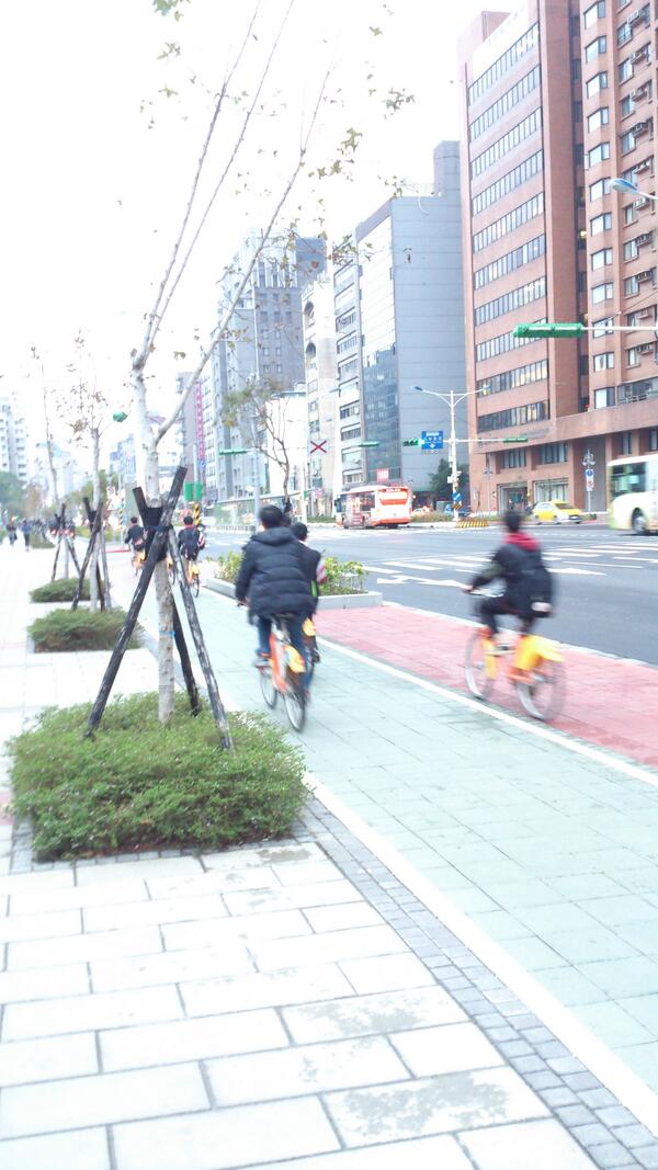 FreePublicTrans's tweet photo. Bikeshare popular in Taipei. Easy to be #carfree. http://t.co/OOCbN88Q5B