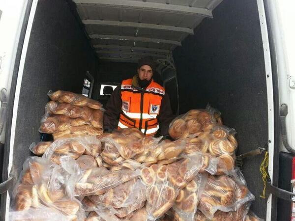 Photo of United Hatzolah volunteers now handing out free Challas for whoever didn't get yet on Surei Yisroel St