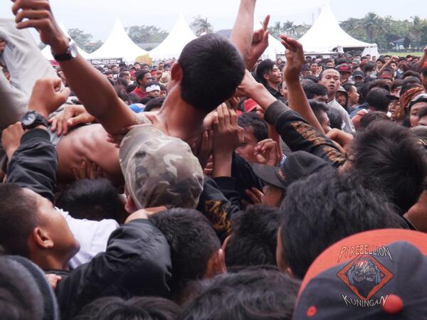 PI_Rebellion's tweet photo. Aksi Perfoms nya Rentenir At.Bandung Open Air http://t.co/PCcQXvTkUz
