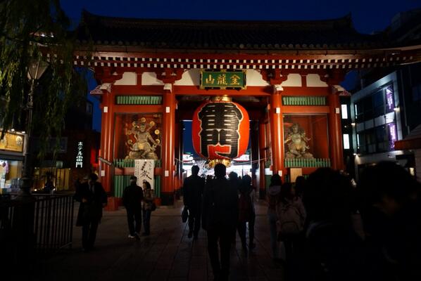 VcYumi's tweet photo. Kaminarimon at Asakusa!!:) It's gate was surprisingly huge!! http://t.co/pcXNBvkHZM