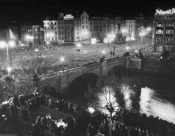 PhotosOfDublin's tweet photo. O'Connell Bridge 1949 on the night The Irish Free State became The Republic of Ireland http://t.co/dyE1Vv9S5U