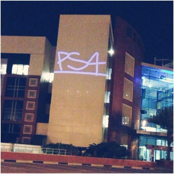 شاهدوا ماذا حدث الآن في مدينة دبي للإنترنت! 
هذا اليوم للاعبين! بلايستيشن ٤ قادمة اليكم! <a href="/DIC_Community/">Dubai Internet City</a>