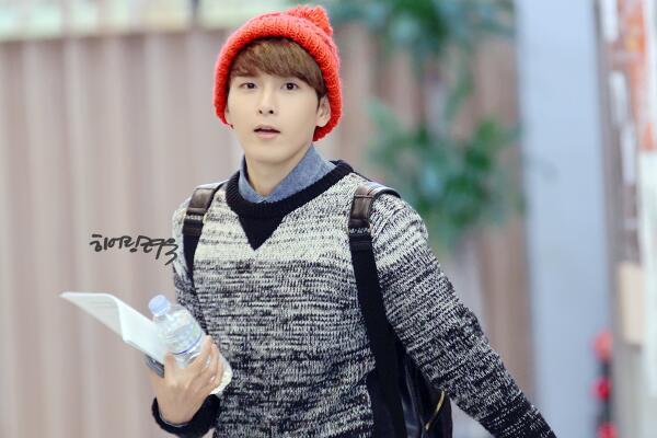 13elieveSG's tweet photo. [HD PIC] 131213 KBS Building - Cute Ryeowook DJ walking while holding a bottle of water~ ^^ (Cr:@HearingRW) http://t.co/P2e9hmAby4