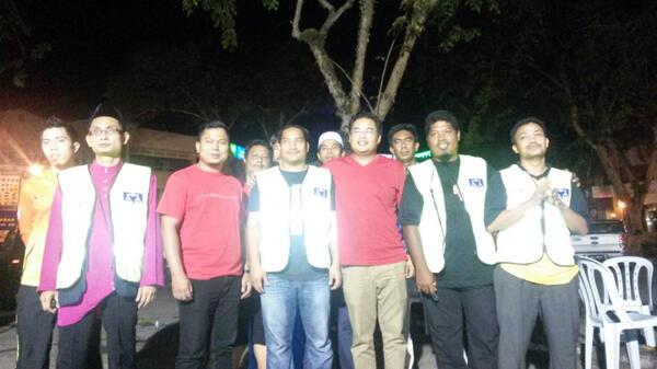 SuffianAwang1's tweet photo. Bersama Pemuda UMNO Bah Bagan Serai yg membantu kami di Kuantan. TERIMA KASIH SEMUA. http://t.co/7p3xmEHKXW