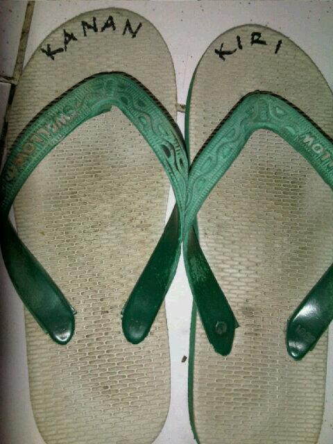Sendal gurau. Buat tukang hafalan siap2 keder. Gkgkgk