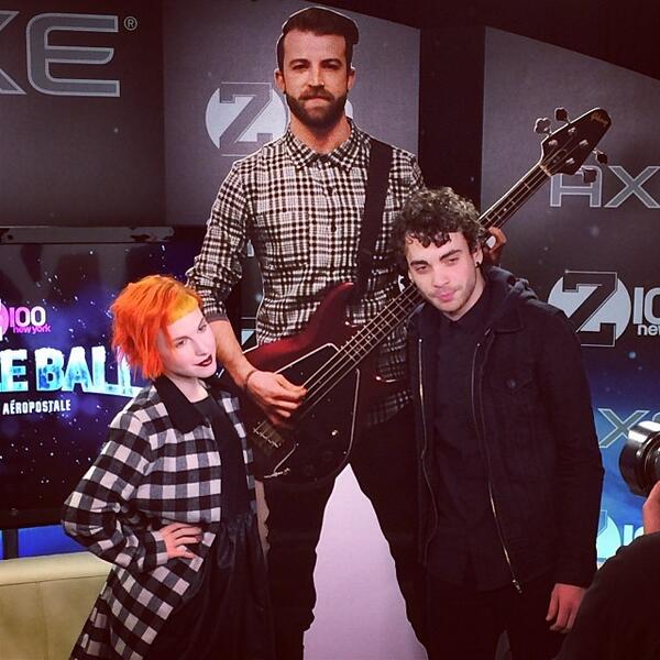 AlbumParamore's tweet image. New picture! Hayley, Taylor.... and well @schzimmydeanie at Z100 Jingle Ball backstage. instagram.com/p/h4cisBmuDO/ -