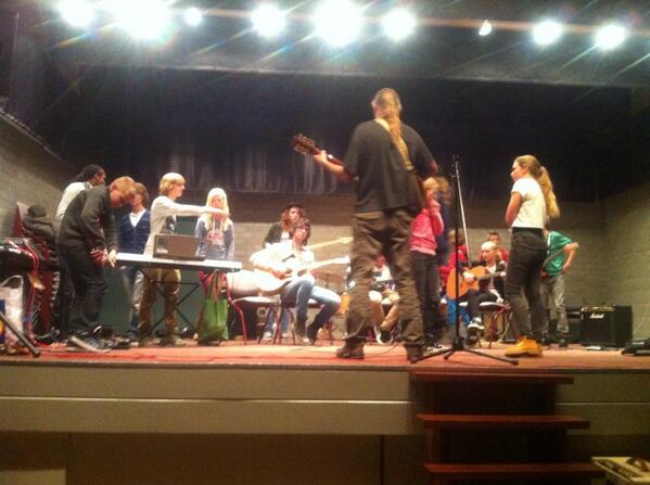 podium_z's tweet photo. Workshop muziek maken weer groot succes, kom morgenavond het eindresultaat bewonderen! @schuttershof Domburg http://t.co/sfvcZSNuZE
