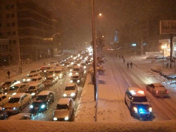 A5bariQ8's tweet photo. اختناقات مرورية واحتجازات لسيارات في العاصمة الاردنية عمان ،نتيجة عاصفة ثلجية مستمرة منذ يومين http://t.co/3mYStDWb4L