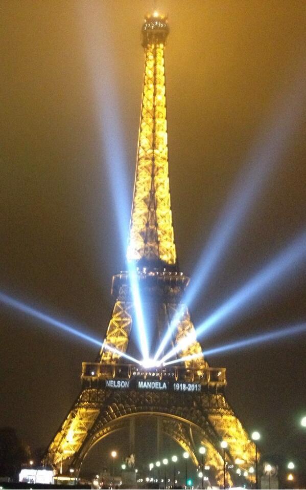 ADuchossoy's tweet photo. “@LesNews: La Tour Eiffel rend hommage à Mandela. /via @JulARNAUDmedia http://t.co/hXlKGh76Vz” @TeriThompson1