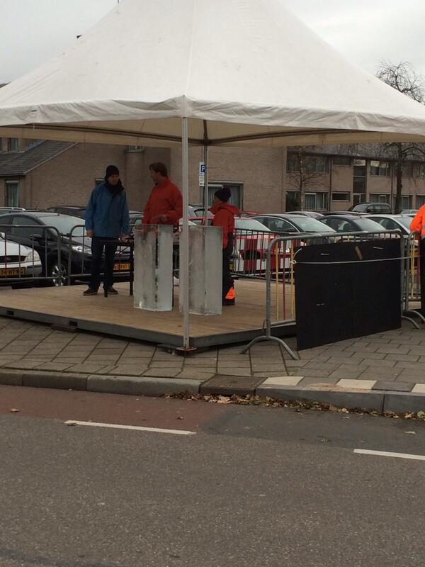 De ijsblokken krijgen hun plek! Veel bedrijvigheid in het centrum. #duiven200 #ijsbeeldenfestival