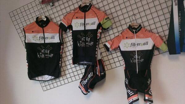 STMACyclingTeam's tweet photo. Gisteren nieuwe kleding voor seizoen 2014 opgehaald bijn @LoriniSports . Ziet super mooi uit. @LoriniSports bedankt! http://t.co/saKTMcDr2v