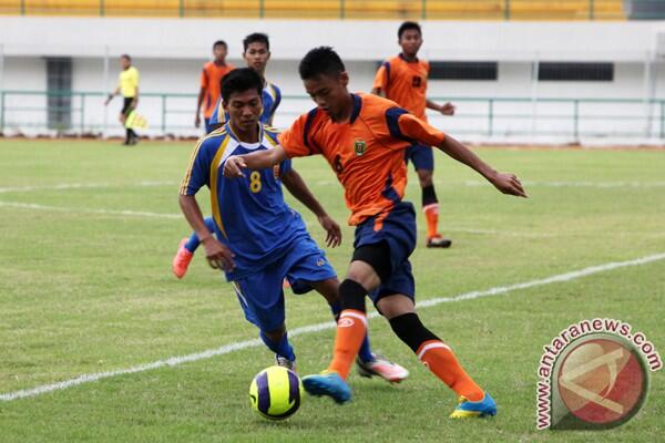 PS_TABALONG's tweet photo. Tim Tabalong dan Banjarbaru saling berebut bola saat kedua tim bertemu pada babak penyisihan grup C porprov kalsel http://t.co/2wOXeWQMMt