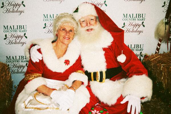 MalibuCntryMart's tweet image. Santa will be in Malibu tomorrow! Get your pic and get on his good list. While here, decorate some cookies!