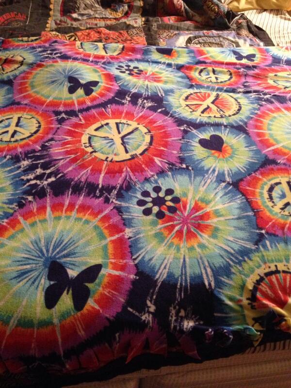 lboggs35's tweet photo. The tie blanket I made Chloe for Christmas #gonnabonehappychild http://t.co/HwhFhkP8mc