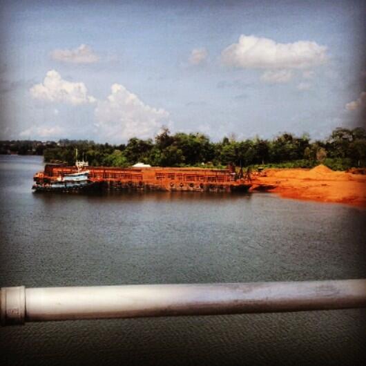 Eksport hasil tambang pulau bintan, bouksit yang tidak pernah habis sejak saya masih kecil..
