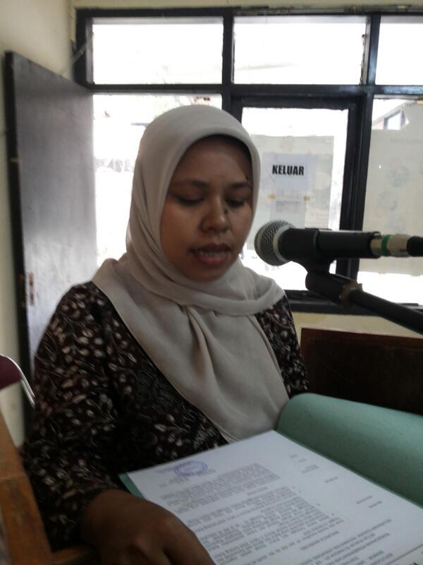 kasie pemerintahan lagi membacakan sk pelantikan RW 01 kelurahan Cijagra