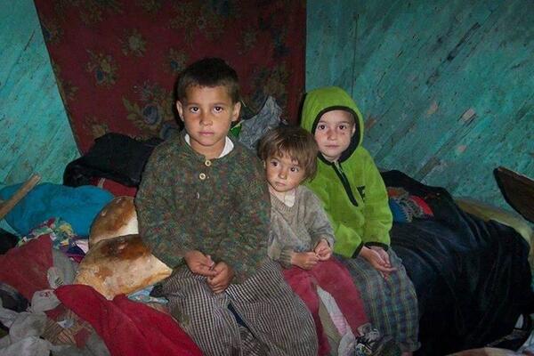 Бедные семьи с детьми. Дефреггер беседа. Бедная многодетная семья. Звезды родившиеся в бедных семьях. Многодетные семьи в глубинке.