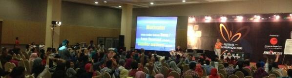 Command_EO's tweet photo. Krishnamurti ( @AndaHebat ) sedang menyampaikan materi "miliki api semangat tetap menyala" @festivalPD http://t.co/hKAOFxrPSj