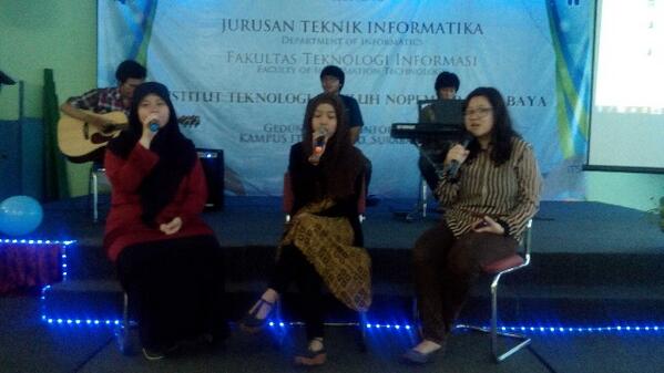 hmtc_its's tweet photo. Sembari santap makan, disajikan musik akustik oleh teman-teman @tcits2012 #SW108 #ITSSurabaya http://t.co/XxTEwYNp0A