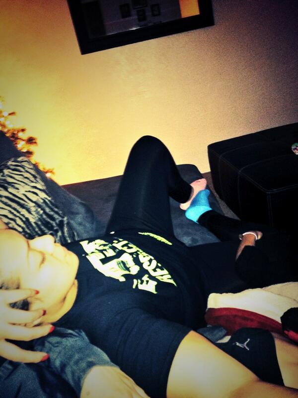 gbzgonzalez's tweet photo. She has this big ass couch and she wants to lay right on me #wtf #samoanass #movebro #onme #smh http://t.co/tTP8REeOjE