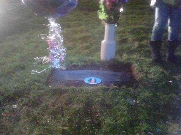 sixx_shot's tweet photo. What's G i really could use that money ny daughter died of cancerc N i wanna put her pic in the paper for x-mas http://t.co/G7TGLoLz3F