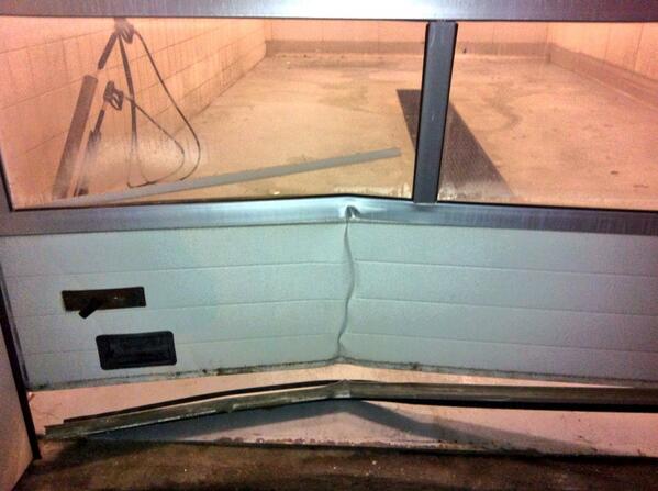 Zou diegene die vrijdag de deur van de wasbox heeft stuk gereden zich alsnog bij ons willen melden?