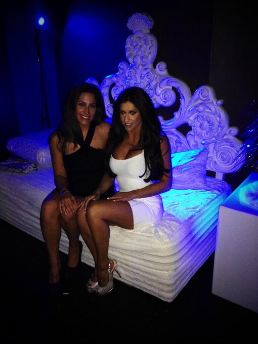 My sister and I tonight :) http://t.co/62hV52AsXL<a href="/tag/mexico"class="tags"><span>#mexico</span></a><a href="/tag/bunnies"class="tags"><span>#bunnies</span></a><a href="/tag/seminoles"class="tags"><span>#seminoles</span></a>