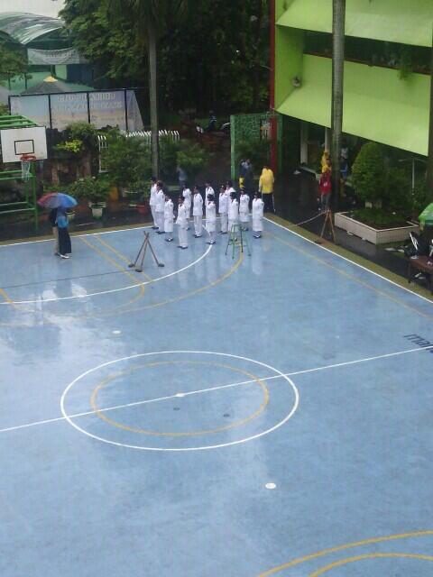 Paskibra13's tweet photo. Paskibra 13 Angkatan 26 sedang siap2 memasuki arena lomba SMAN 68...dan hujan sedang deras2nya.. PASKIBRA 13 JAYA http://t.co/YlRbFkaMwV