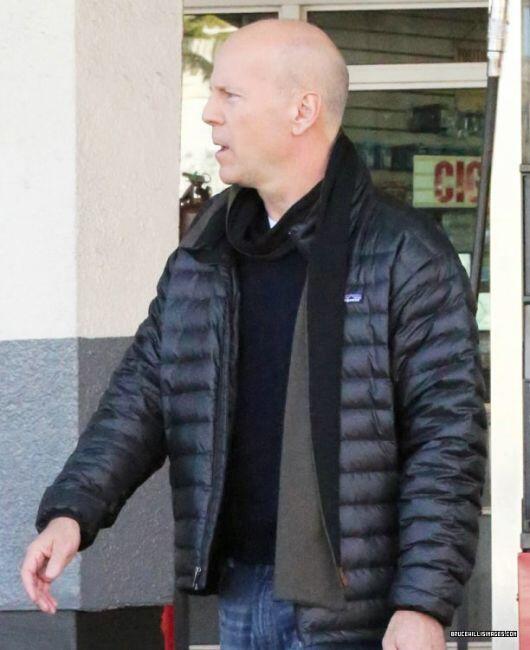 brucewillispl's tweet photo. Bruce Willis spotted on Dec 10, 2013 - 
http://t.co/MPG8FLpehO - 
http://t.co/8ZynWmgFAK http://t.co/Ff4OVa57nh