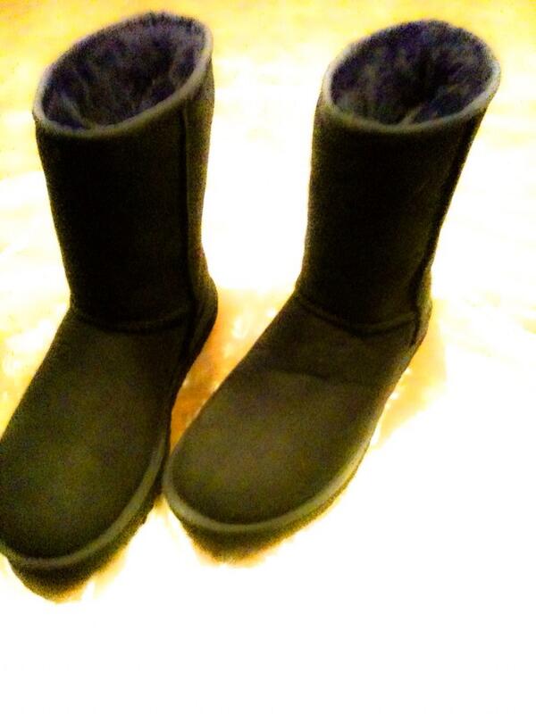 ciinddyy_'s tweet photo. Pap weer terug uit NYC, een goeie en warme zaterdag morgen zo. #uggs http://t.co/nvm5VQqpAV