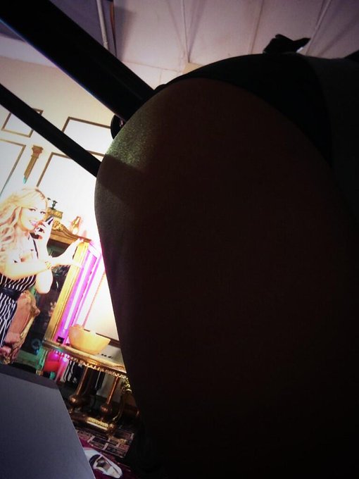 OHHHH TOUCH MY BUM, THIS IS NICEEEE! We are the cheeky girls 🎶 @deliarosee1 http://t.co/4pdx5vNdBz<a href="/tag/daytimewank"class="tags"><span>#daytimewank</span></a>