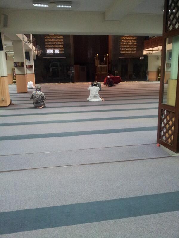 Yuk ka;)"<a href="/ALINAJIBBAKSHER/">ALI NAJIB</a>: Solat asar yukk "