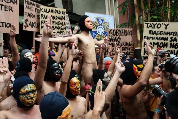 aeyronic's tweet photo. Oblation run 2013 to raise awareness for Yolanda victims and environmental issues. #UPOblationRun http://t.co/mrYUaJ3E37