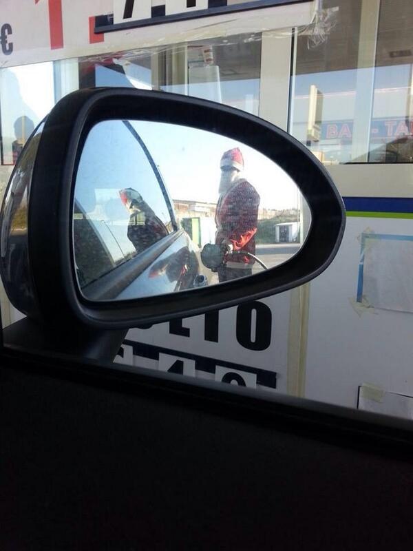 The Jackal Natale.The Jackal On Twitter Ci Sta Mettendo La Benzina Un Babbo Natale Indiano Siamo Confusi Non Sappiamo Piu A Cosa Credere Http T Co Utvn342cca