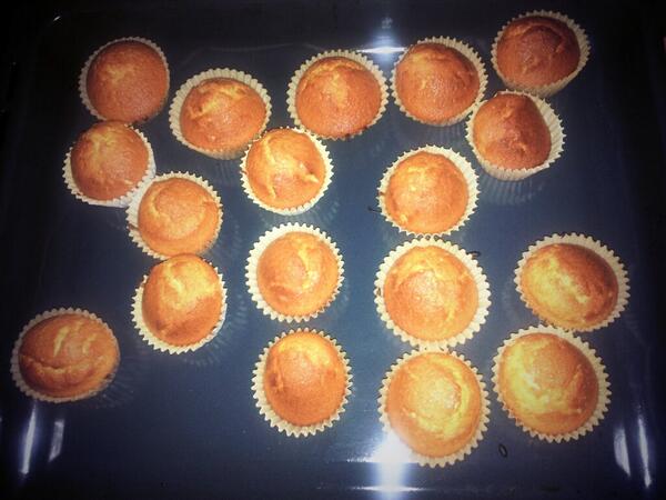 CoralCobos's tweet photo. Mis primeras magdalenas haber que sabor tienen... http://t.co/XSvHaQJL3E