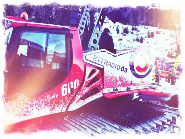 _PurpleCloud9_'s tweet photo. Der #Ö3Pistenbully steuert die letzte Station für heute an. Traumhaftes Wetter am Axamer Lizum! #Event #winter http://t.co/AkbkvMg38W