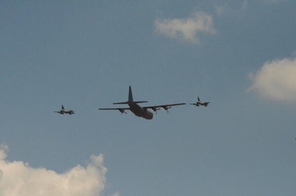 #Mandela - The C130 plane in the air being escorted by 2 #Gripen fighter jets. Hamba Kahle! Pic - @Christavdw28 [EWN]