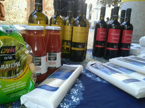 LIBERABIELLA's tweet photo. Vi aspettiamo sotto i portici del Comune di Biella con i prodotti di #LiberaTerra. Fai un regalo Giusto! #altronatale http://t.co/EDx65jlbjp